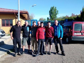 Adur Fernandez, lagun eta senideekin. (@@EtxeratElkartea)