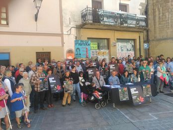 Kalera Kalera dinamikako lagunak, agerraldian. (NAIZ.EUS)