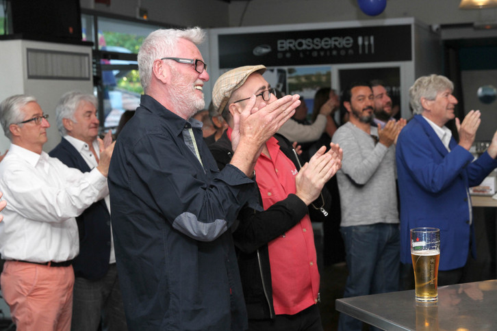 Celebración de los seguidores de Macron en Baiona. (Aurore LUCAS)