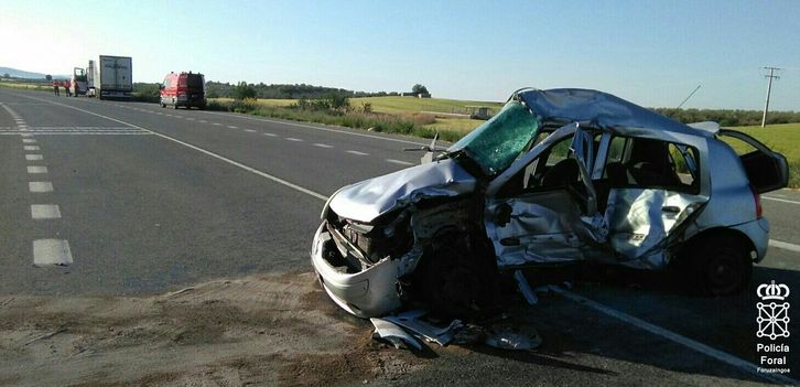 El turismo que se ha visto implicado en la colisión. (FORUZAINGOA)