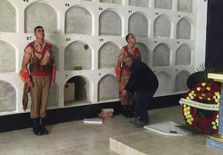 Un momento de la inhumación de los restos de Sanjurjo en el Panteón de Regulares de Melilla. (GARA)