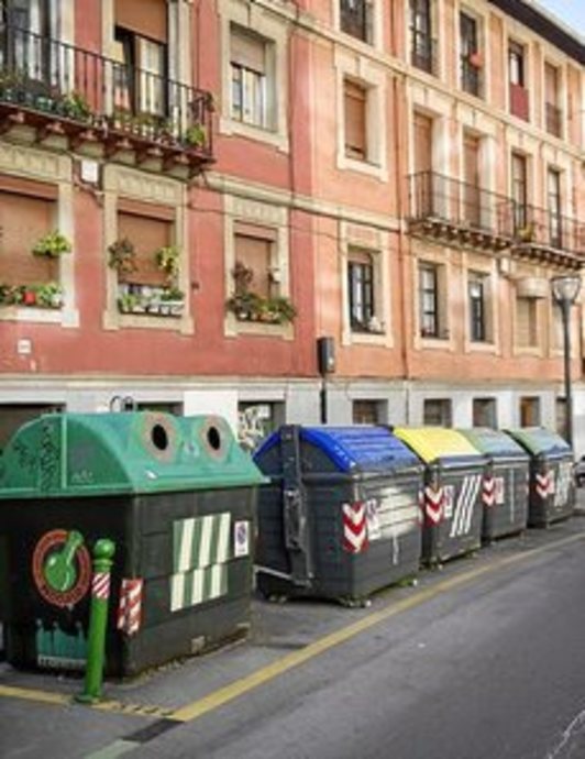 Contenedores en una calle de Bilbo. (ARGAZKI PRESS)