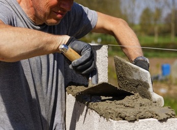 Una persona realiza trabajos de albañilería. (GOBIERNO DE NAFARROA)
