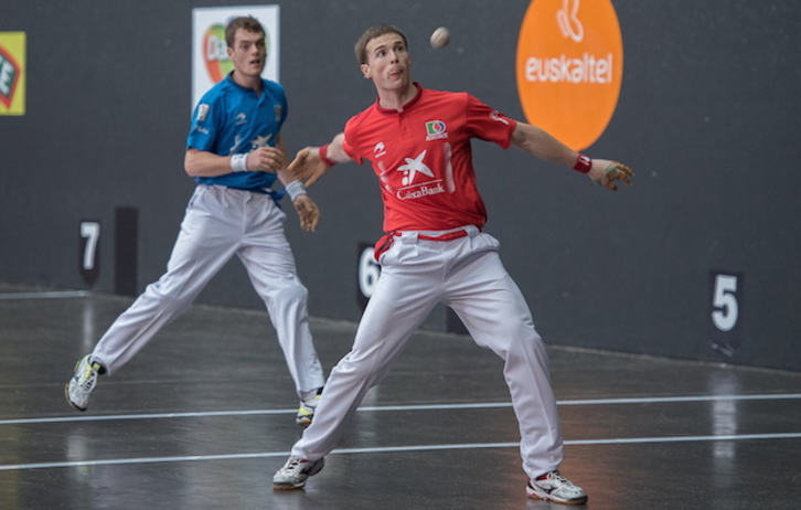 Artola, pilota astintzeko prest. (Andoni CANELLA / ARGAZKI PRESS)