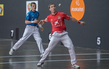 Artola, pilota astintzeko prest. (Andoni CANELLA / ARGAZKI PRESS)