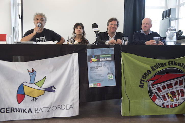 Los participantes en la mesa redonda de Gernika. (Monika DEL VALLE / ARGAZKI PRESS)