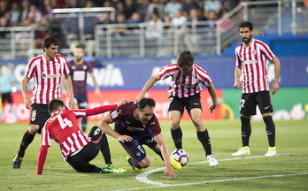 Mucha brega y poco juego en el derbi de Ipurua. (Juan Carlos RUIZ / ARGAZKI PRESS)