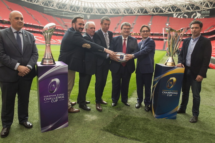Los participantes en la presentación posan junto a los trofeos. (Monika DEL VALLE / ARGAZKI PRESS)