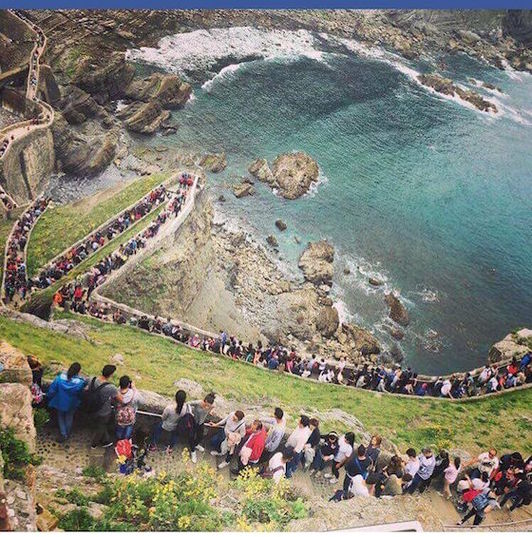 Gaztelugatxe repleta de turistas en Semana Santa.