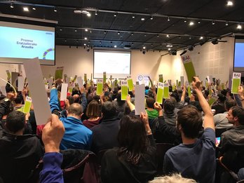 Votación en la asamblea de EH Bildu en Donostia. (@EHBildu)