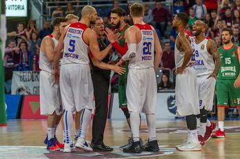 La actuacióna rbitral ha sido muy discutida en Gasteiz. (Juanan RUIZ / ARGAZKI PRESS)