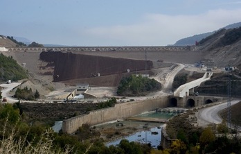 Obras de recrecimiento en la presa de Esa. (Iñigo URIZ-ARGAZKI PRESS)