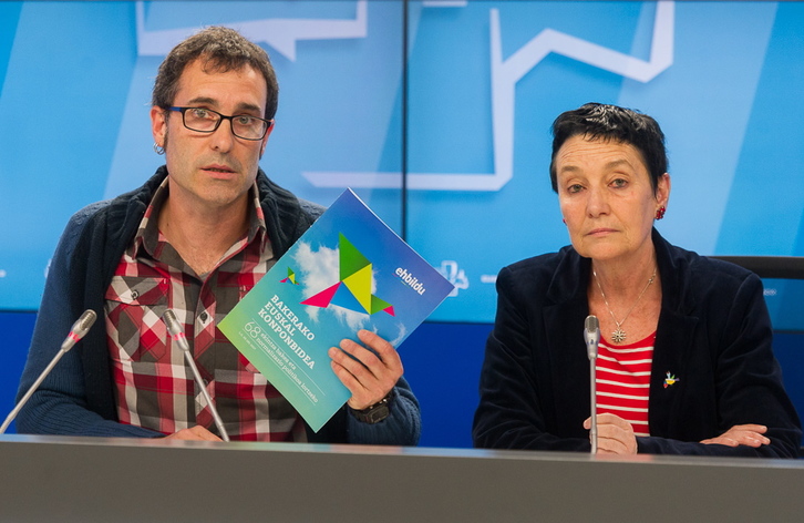 Julen Arzuaga y Jone Goirizelaia, en la rueda de prensa de hoy en el Parlamento de Gasteiz. (Juanan RUIZ-ARGAZKI PRESS)