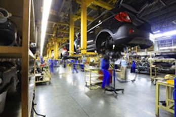 Personas trabajando en una empresa de automoción. (GOBIERNO DE NAFARROA)