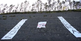 Zubietako erraustegia egin nahi duten tokian zabaldu dituzten pankartak.