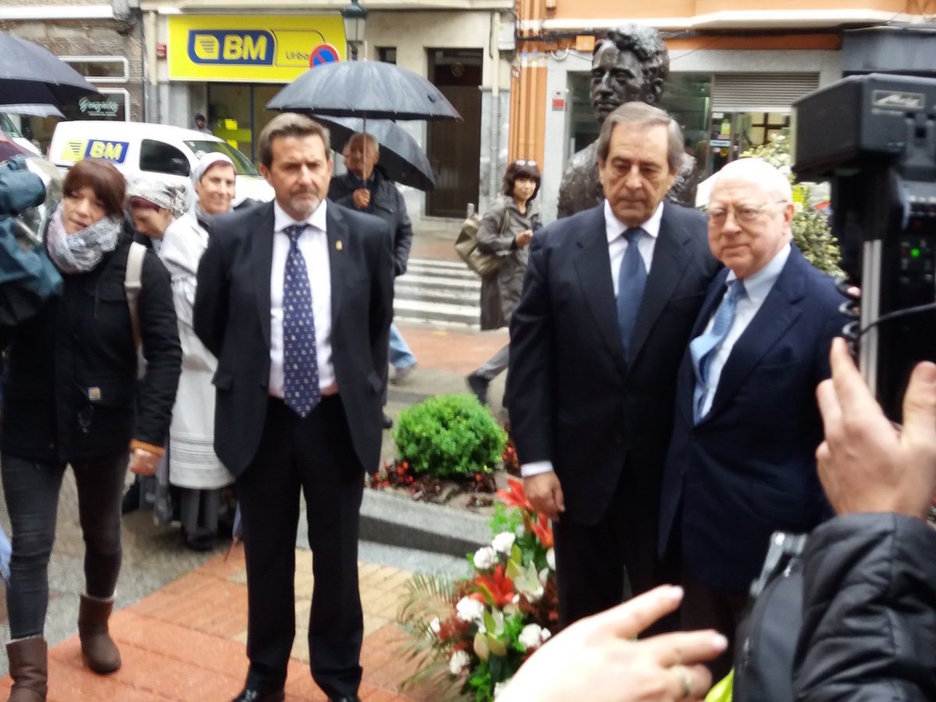 El hijo del periodista George Steer, que contó el horror de 1937, ayer en Gernika. (@goikodeustu) El hijo del periodista George Steer, que contó el horror de 1937, ayer en Gernika. (@goikodeustu)