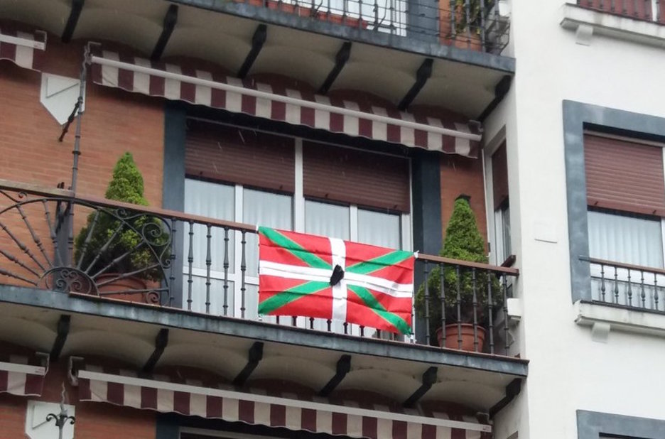 Ikurriña con crespón negro en una vivienda de Gernika. (@goikodeustu) Ikurriña con crespón negro en una vivienda de Gernika. (@goikodeustu)