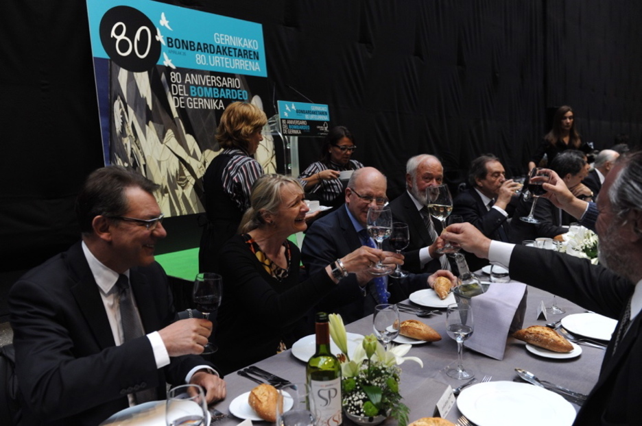 Comida de los galardonados con los Premios por la Paz y la Reconciliación. (ARGAZKI PRESS) Comida de los galardonados con los Premios por la Paz y la Reconciliación. (ARGAZKI PRESS)