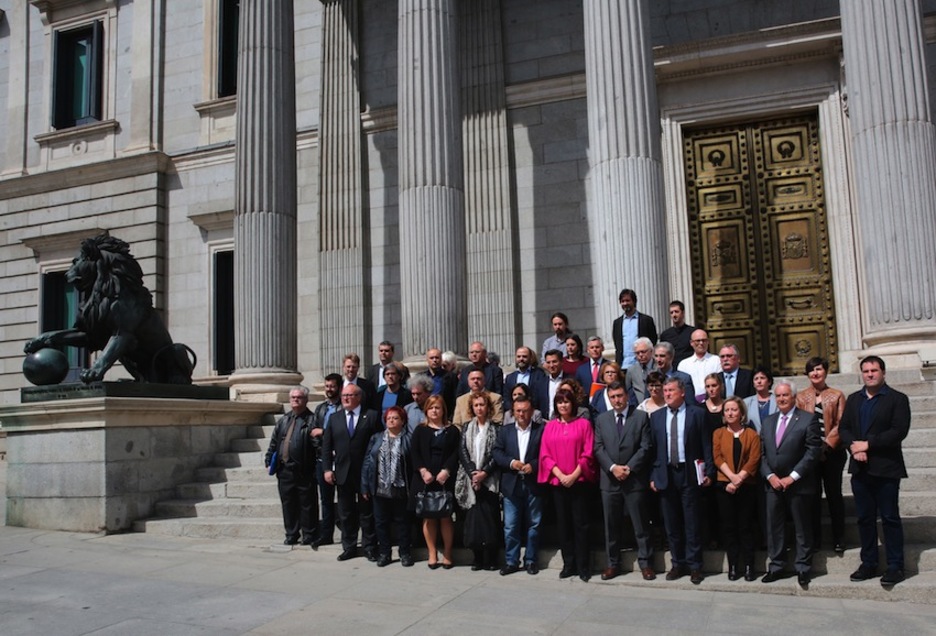 En las escalinatas del Congreso español se ha guardado un minuto de silencio. (J.DANAE/ARGAZKI PRESS) En las escalinatas del Congreso español se ha guardado un minuto de silencio. (J.DANAE/ARGAZKI PRESS)