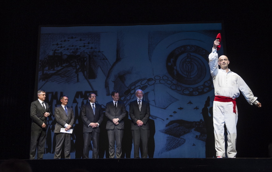 Aurresku de homenaje a los galardonados con los Premios por la Paz y la Reconciliación. (Monika DEL VALLE / ARGAZKI PRESS) Aurresku de homenaje a los galardonados con los Premios por la Paz y la Reconciliación. (Monika DEL VALLE / ARGAZKI PRESS)