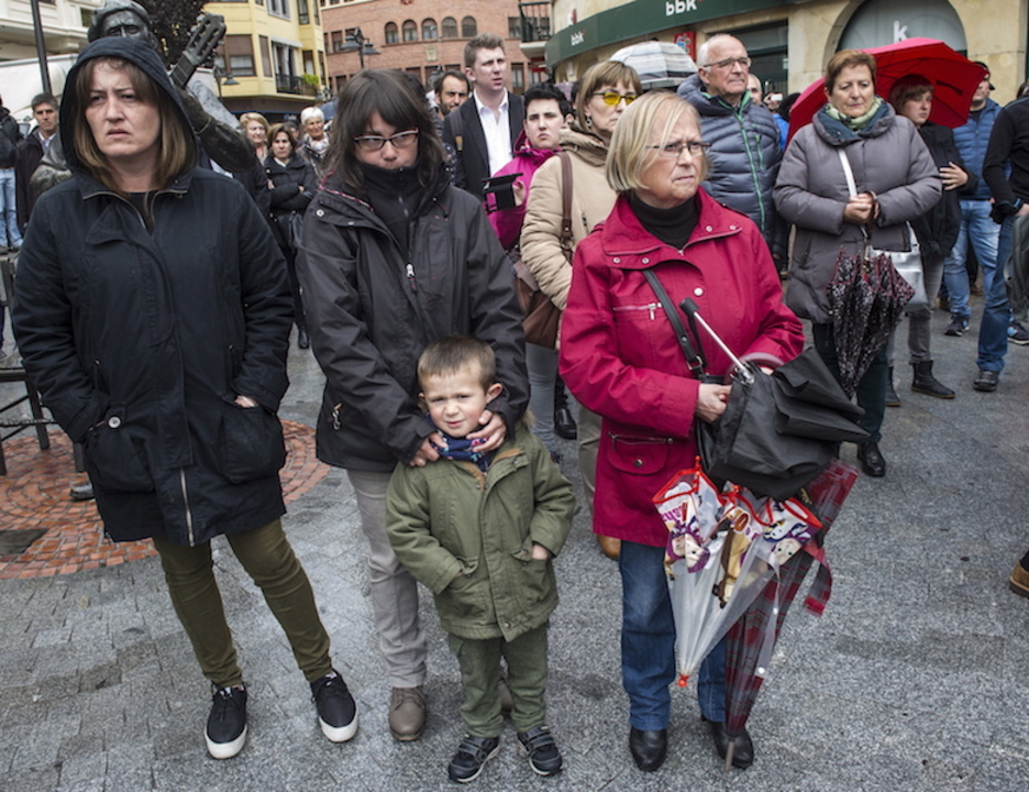 Silencio en las calles de Gernika en recuerdo a las víctimas. (Monika DEL VALLE / ARGAZKI PRESS) Silencio en las calles de Gernika en recuerdo a las víctimas. (Monika DEL VALLE / ARGAZKI PRESS)