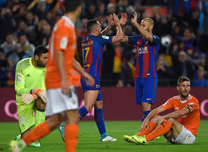 Impotencia rojilla ante la goleada azulgrana. (Lluis GENE / AFP)
