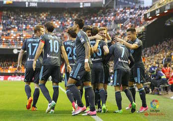 Los realistas celebran su primer tanto en Mestalla. (www.realsociedad.com)