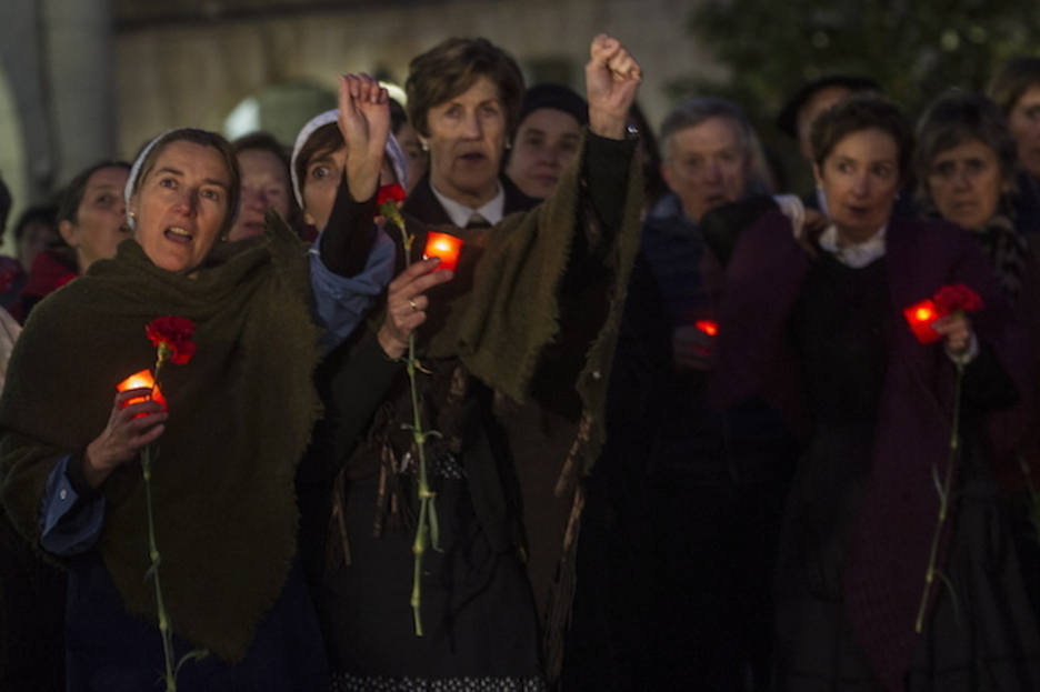 Participantes en la marcha, con claveles y velas. (Marisol RAMÍREZ / ARGAZKI PRESS) Participantes en la marcha, con claveles y velas. (Marisol RAMÍREZ / ARGAZKI PRESS)
