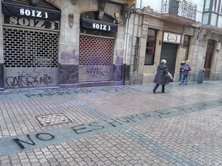 Pintadas aparecidas en el bar Soiz 3 del Casco Viejo. (vía @uriola.eus en twitter)