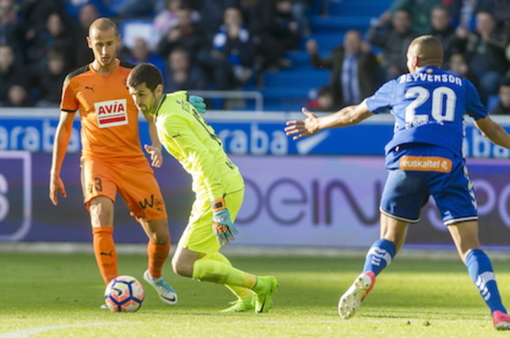 Riesgo ha visto la roja en el minuto 25. (Juanan RUIZ / ARGAZKI PRESS)