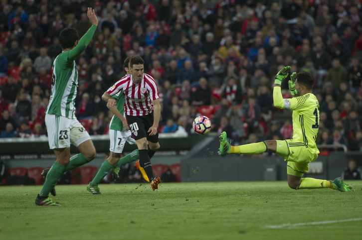 Adán tapa un disparo de Aduriz, que ha marcado desde los once metros. (Marisol RAMÍREZ / ARGAZKI PRESS)