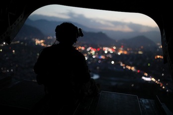 Un helicóptero militar estadounidense sobrevuela Kabul. (Jonathan ERNST/AFP)