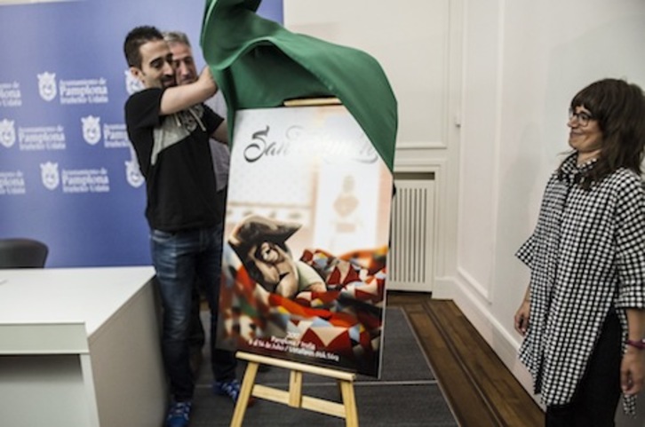 Maximiliano Cosetti destapa su obra, el cartel que anunciará los sanfermines de 2017, ante la concejala Maider Beloki y el alcalde Asiron. (Jagoba MANTEROLA/ARGAZKI PRESS)