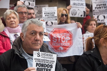 Josean Sanchez autonomoa Etxegabetzeak Stop plataformarekin, Sabadell bankuaren aurrean, Errenterian. [Andoni CANELLADA/ARGAZKI PRESS]