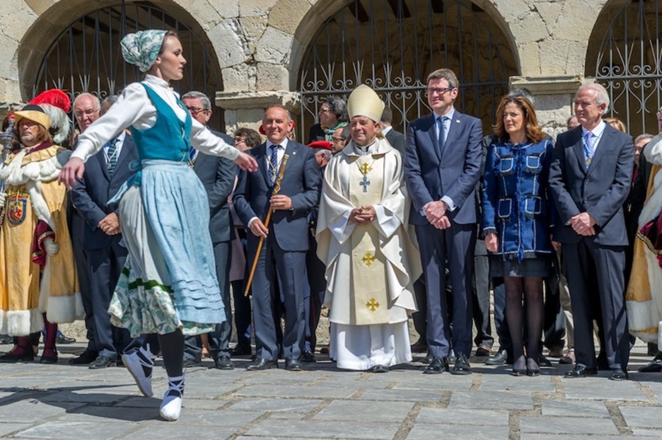 Una dantzari bailando el aurresku ante las autoridades. (Juanan RUIZ-ARGAZKI PRESS)