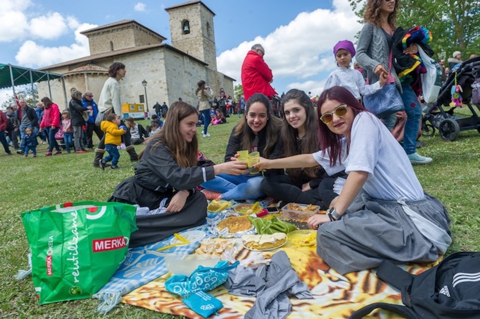 El buen tiempo ayudó a dar buena cuenta del almuerzo. (Juanan RUIZ-ARGAZKI PRESS)