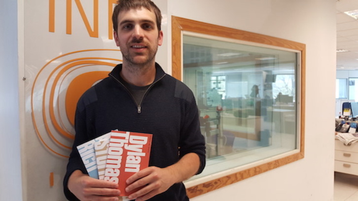 Beñat Sarasola hiru kaierak eskuetan