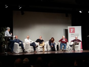 Gatazkaren konponbidean ekinbide lokaletan parte hartu dutenen esperientziak entzun dira Gernikan. (@goikodeustu)