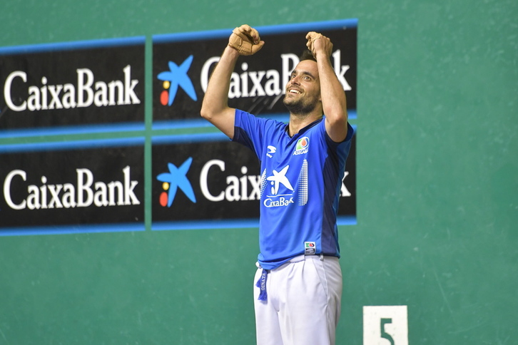Oinatz Bengoetxea garaipena ospatuz (Idoia ZABALETA/ARGAZKI PRESS)