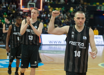 Los hombres de negro, contentos con la victoria final. (Monika DEL VALLE/ARGAZKI PRESS)