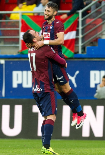 Los jugadores del Eibar celebran un gol. (Juanan RUIZ/ARGAZKI PRESS)