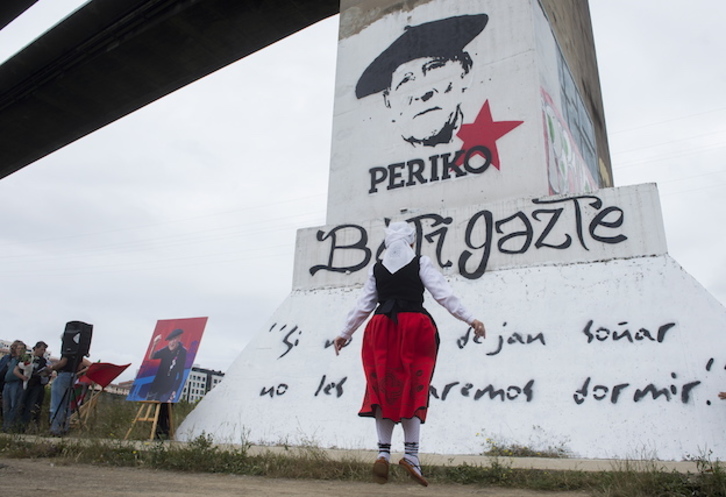 Homenaje a Solabarria, en junio de 2016, ante el mural de Rontegi. (Luis JAUREGIALTZO / ARGAZKI PRESS)