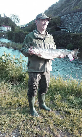 Ignacio Zalakain, con su ejemplar recién pescado. (Gobierno de Nafarroa)