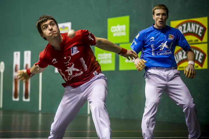 Irribarria pilota eskuinez astintzen (Jaizki FONTANEDA/ARGAZKI PRESS)