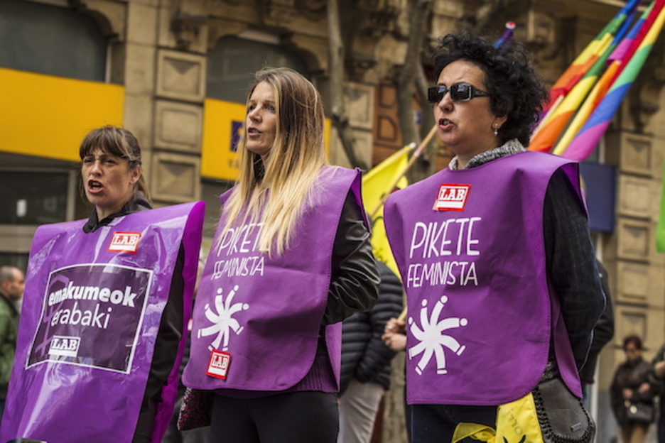 Mensajes feministas en la marcha de LAB. (Aritz LOIOLA / ARGAZKI PRESS)