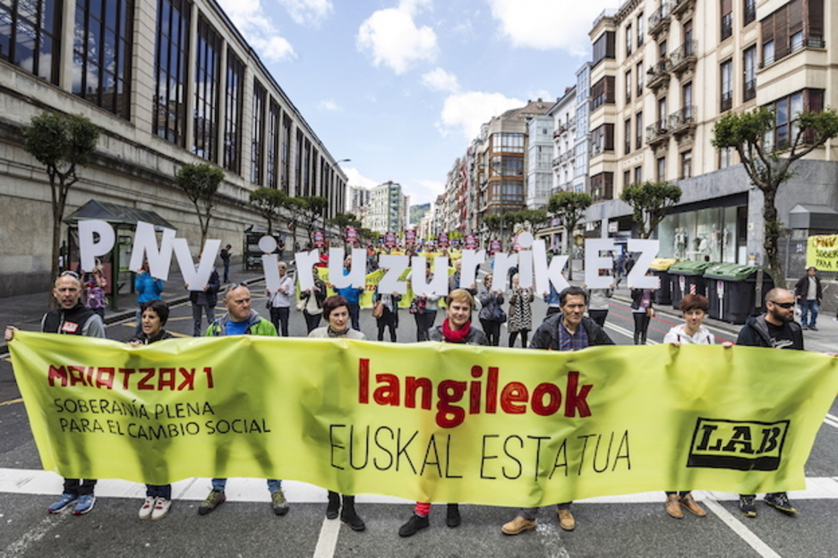 Cabecera de la marcha de LAB en Bilbo. (Aritz LOIOLA / ARGAZKI PRESS) Cabecera de la marcha de LAB en Bilbo. (Aritz LOIOLA / ARGAZKI PRESS)
