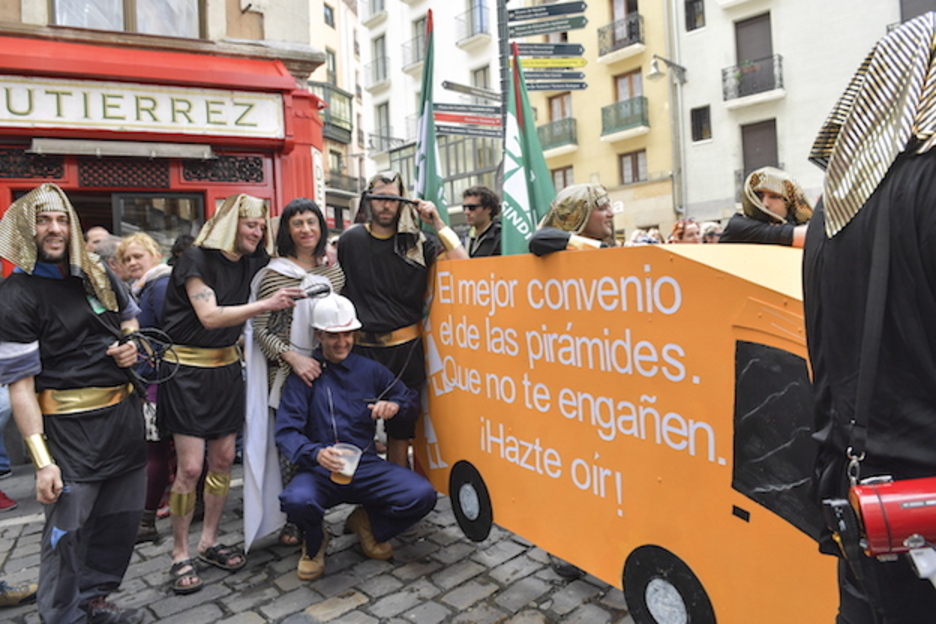 Una parodia del autobús de Hazte Oír, en la marcha de ELA en Iruñea. (Idoia ZABALETA / ARGAZKI PRESS)