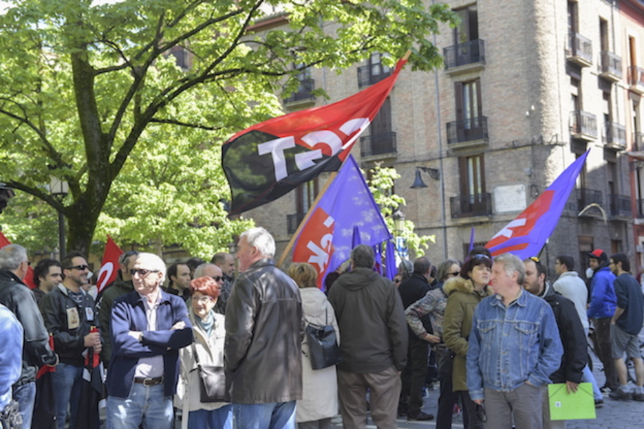 Banderolas de CGT y ESK en Iruñea. (Idoia ZABALETA / ARGAZKI PRESS) Banderolas de CGT y ESK en Iruñea. (Idoia ZABALETA / ARGAZKI PRESS)