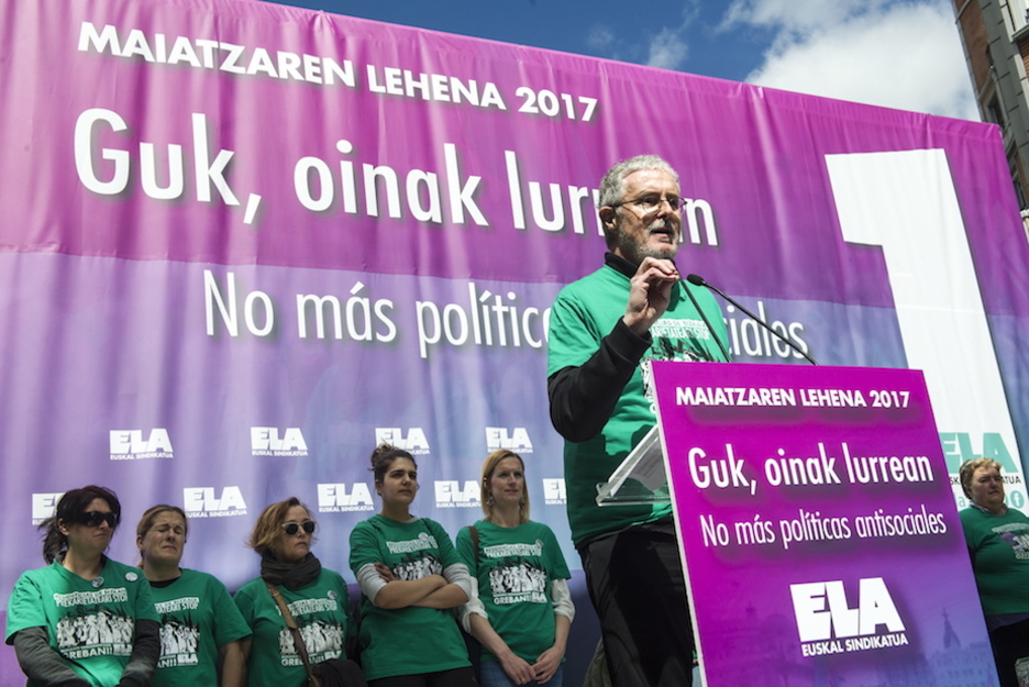 Txiki Muñoz se dirige a los asistentes a la manifestación. (Marisol RAMÍREZ / ARGAZKI PRESS) Txiki Muñoz se dirige a los asistentes a la manifestación. (Marisol RAMÍREZ / ARGAZKI PRESS)