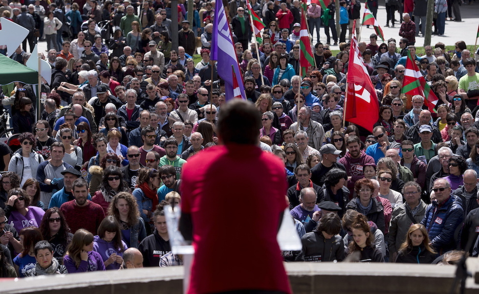 Igor Arroyo se dirige a los asistentes al acto de LAB en Iruñea. (Iñigo URIZ / ARGAZKI PRESS) Igor Arroyo se dirige a los asistentes al acto de LAB en Iruñea. (Iñigo URIZ / ARGAZKI PRESS)